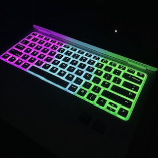 Slika RGB tipkovnice pri gaming prenosniku HP OMEN 14 paličen